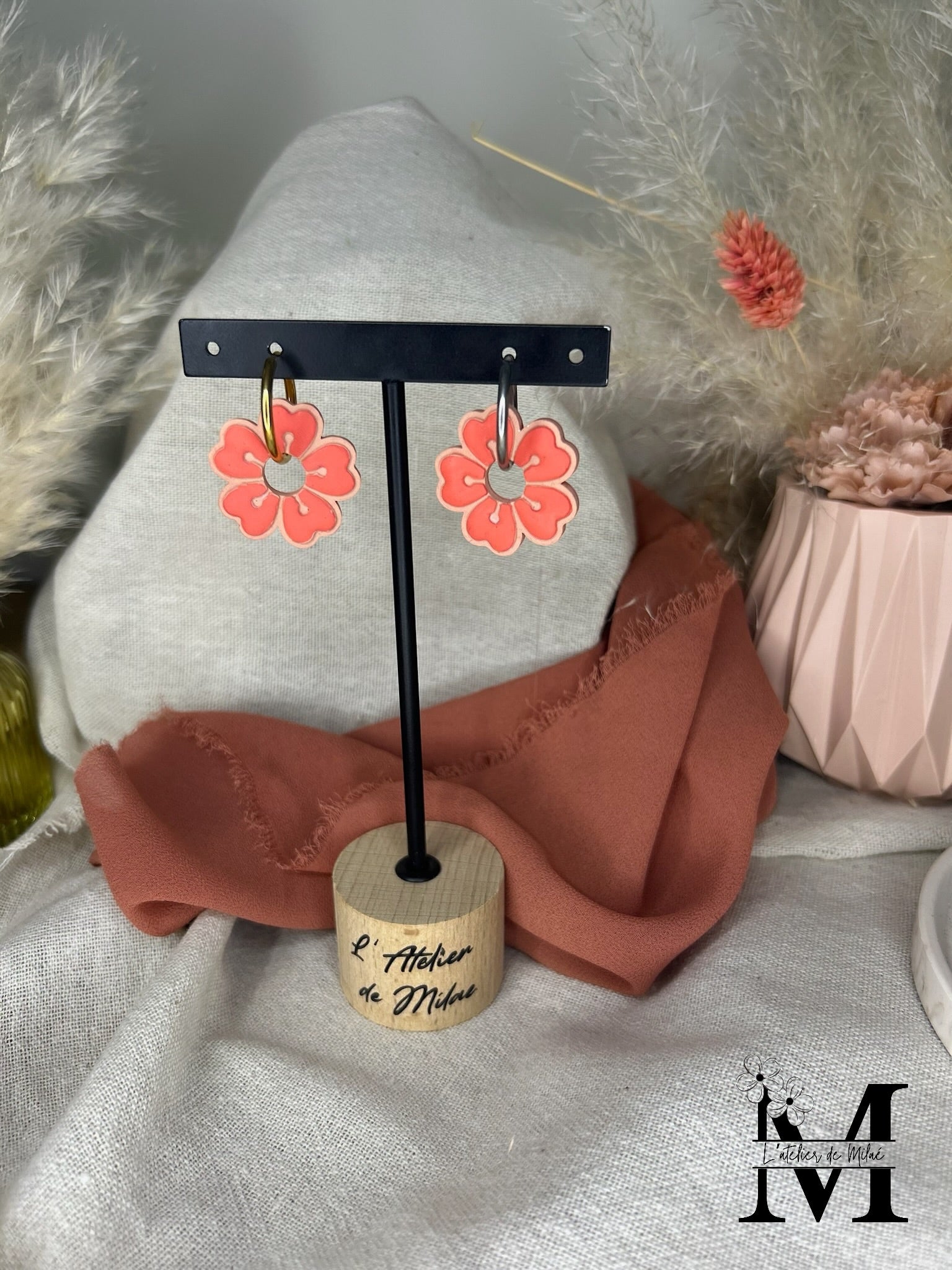 Pampille fleur de cerisier beige et corail en pâte polymère faite main