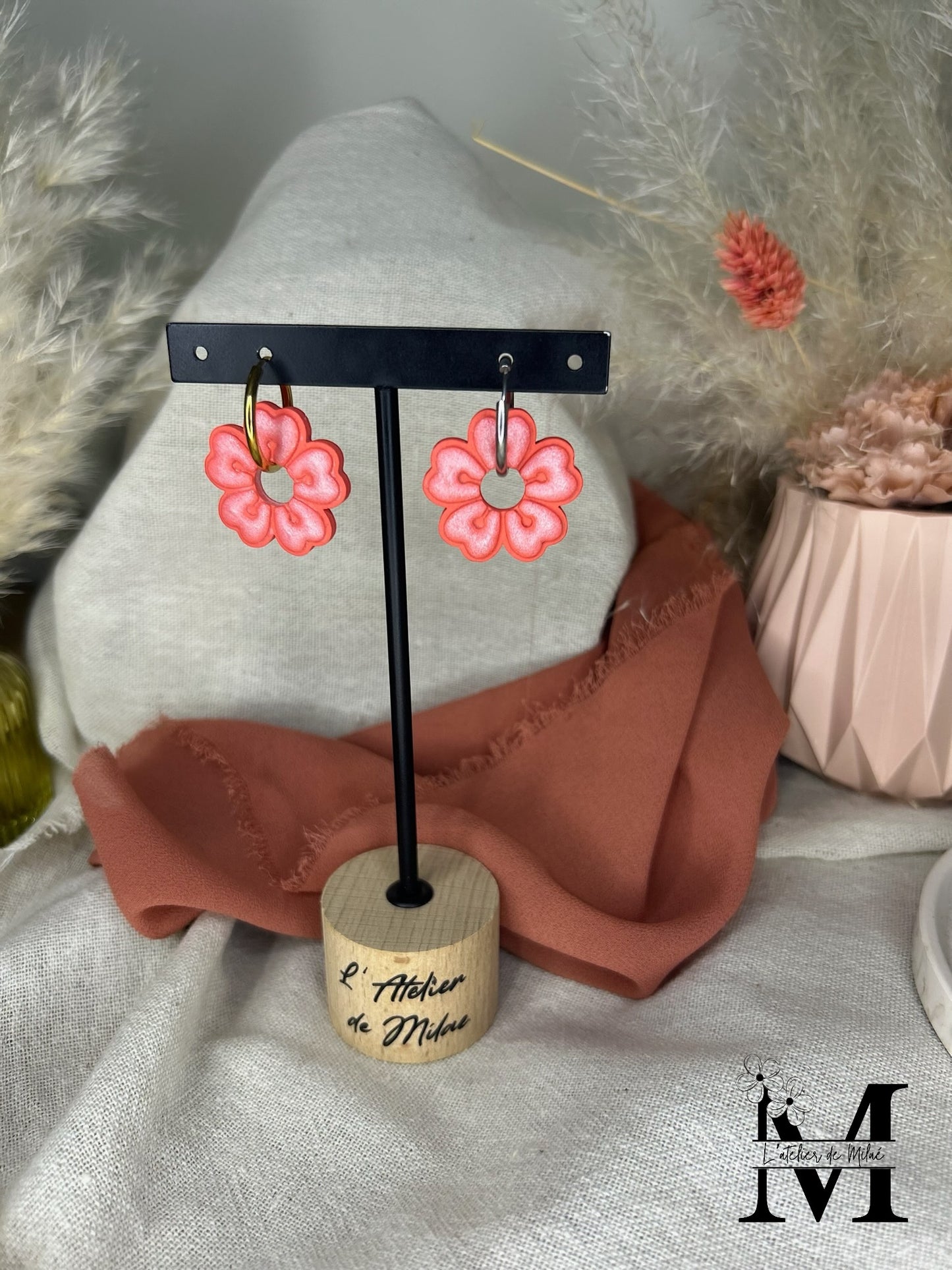 Pampille fleur de cerisier corail en pâte polymère faite main