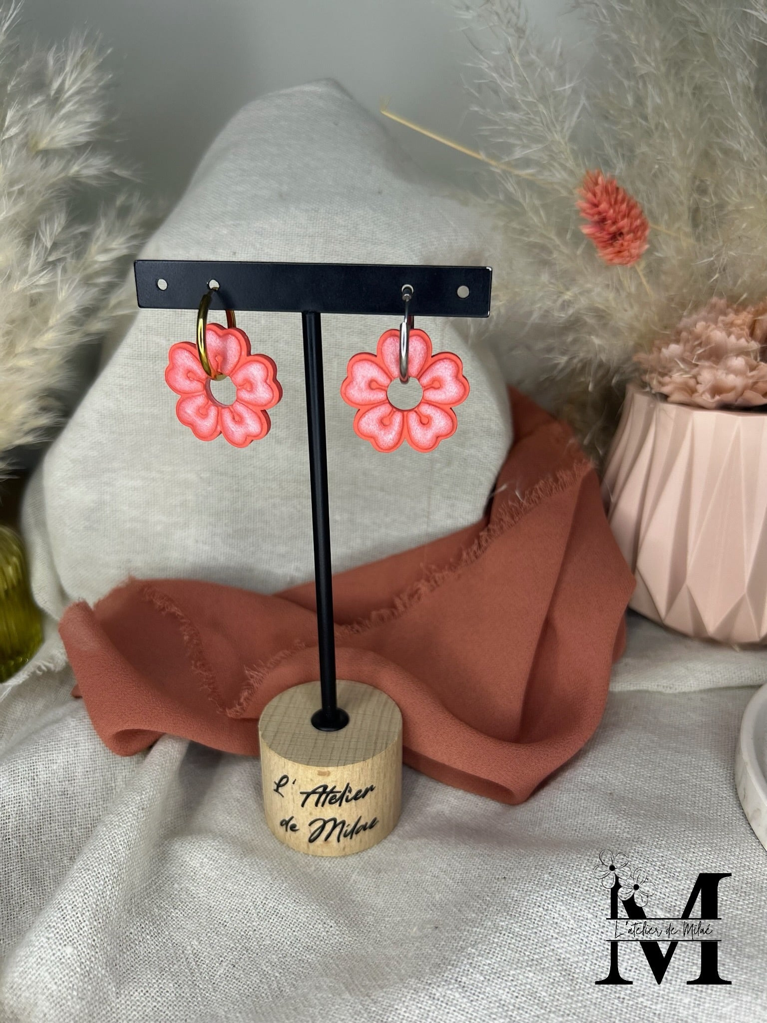 Pampille fleur de cerisier corail en pâte polymère faite main
