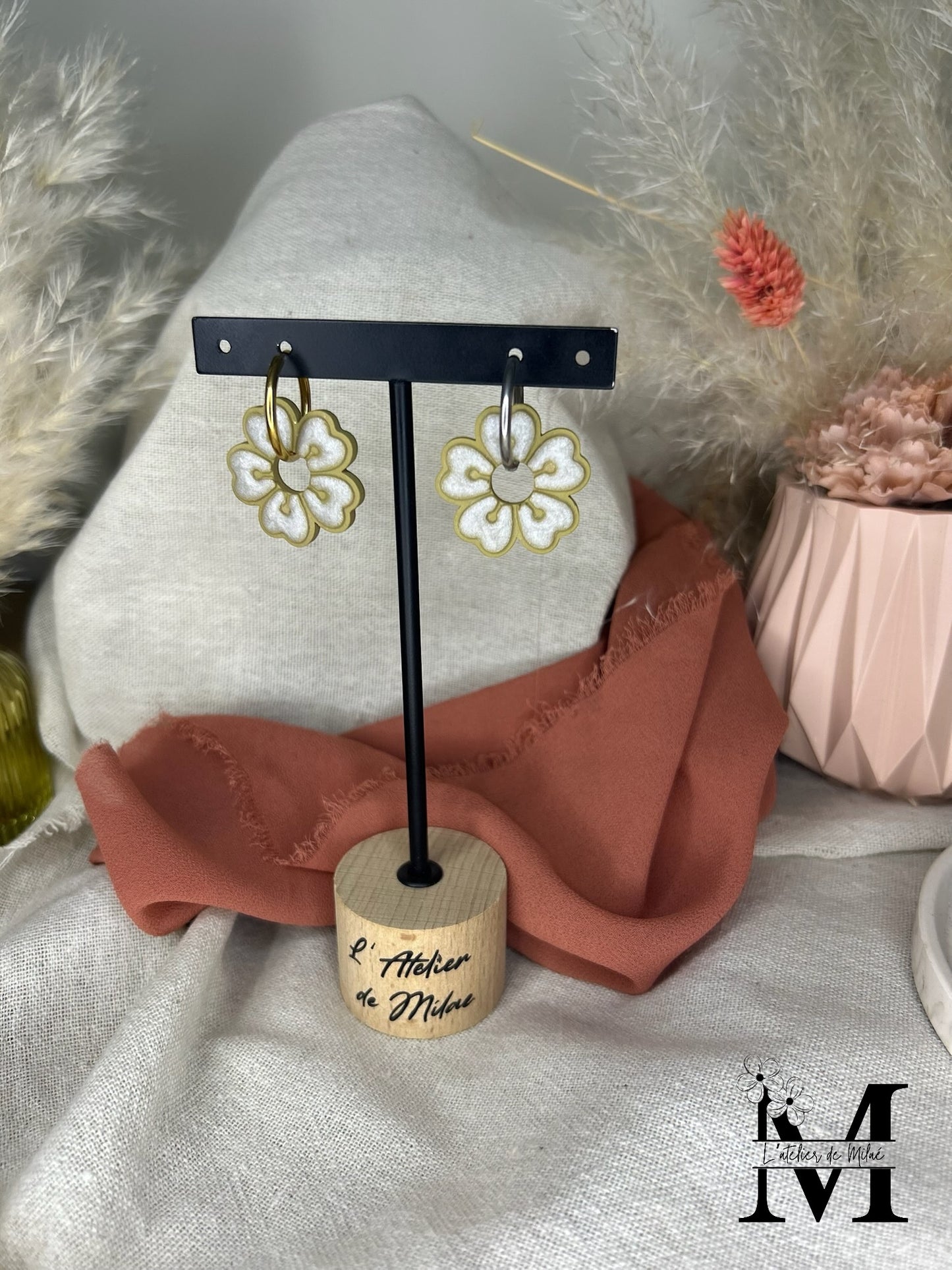 Pampille fleur de cerisier vert olive en pâte polymère faite main