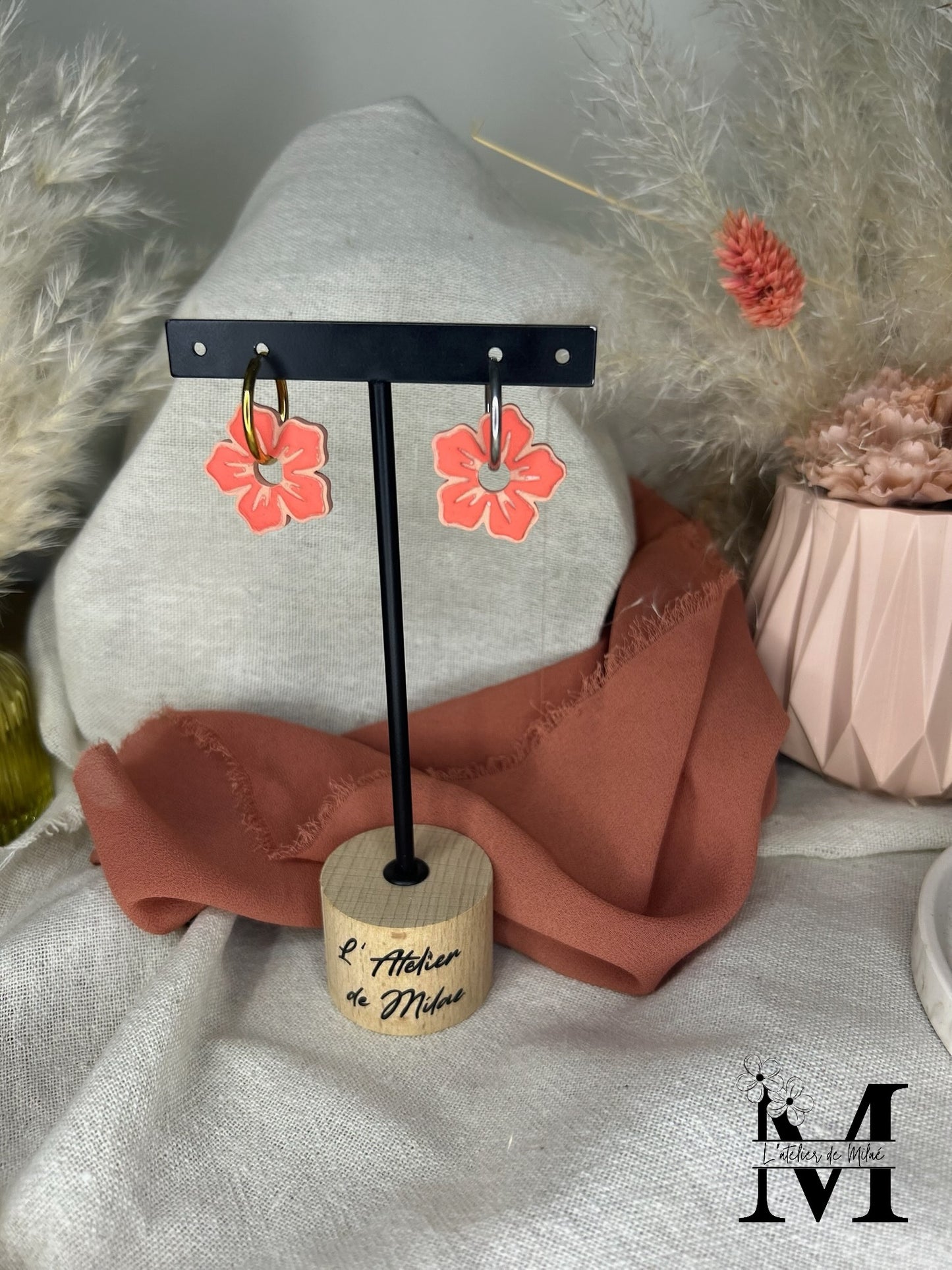 Pampille hibiscus beige et corail en pâte polymère artisanale