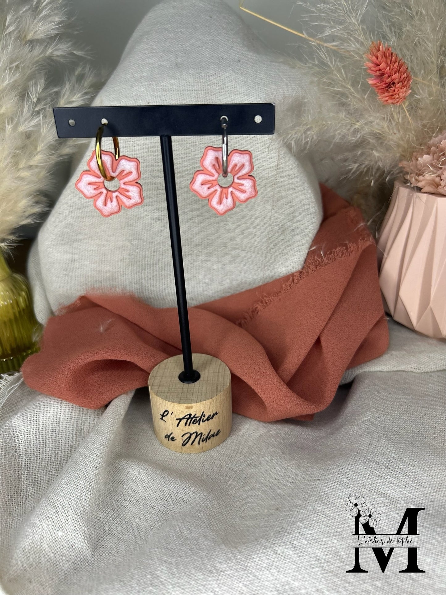 Pampille hibiscus saumon en pâte polymère artisanale