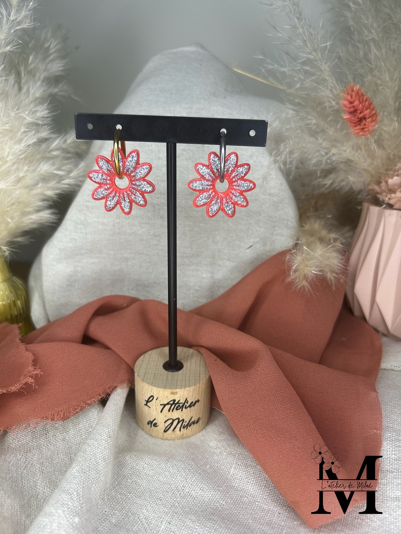 Pampille marguerite corail et paillette argentee en pâte polymère faite main