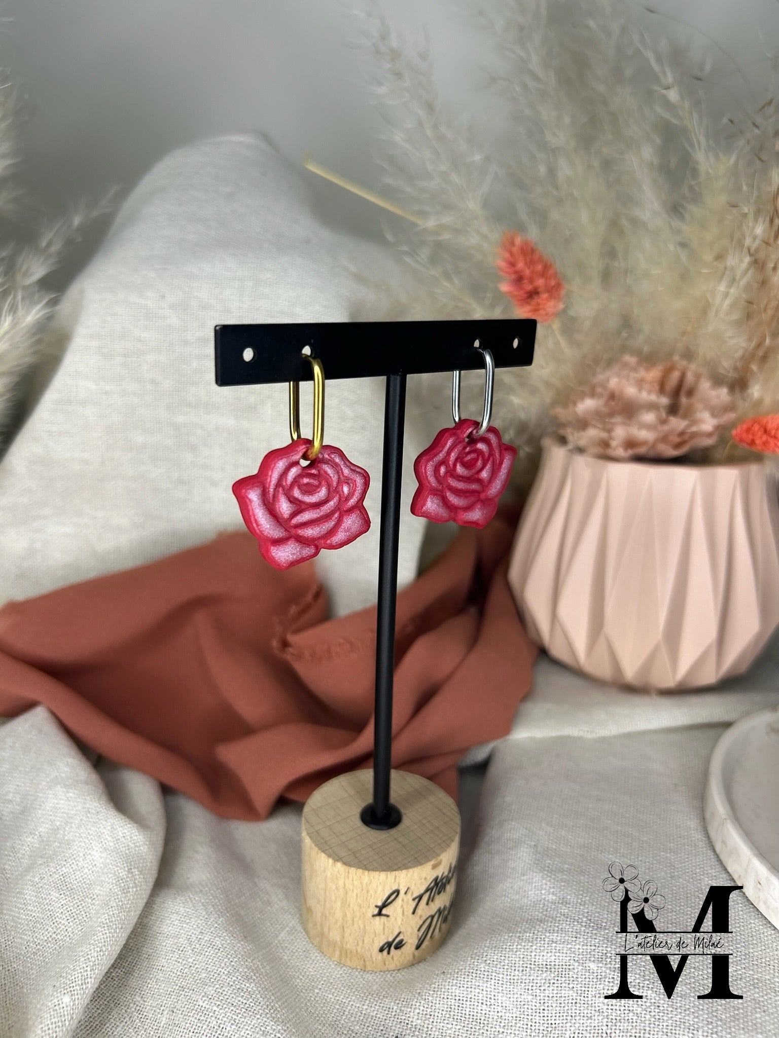 Pampille fleur de rose rouge en pâte polymère faite main