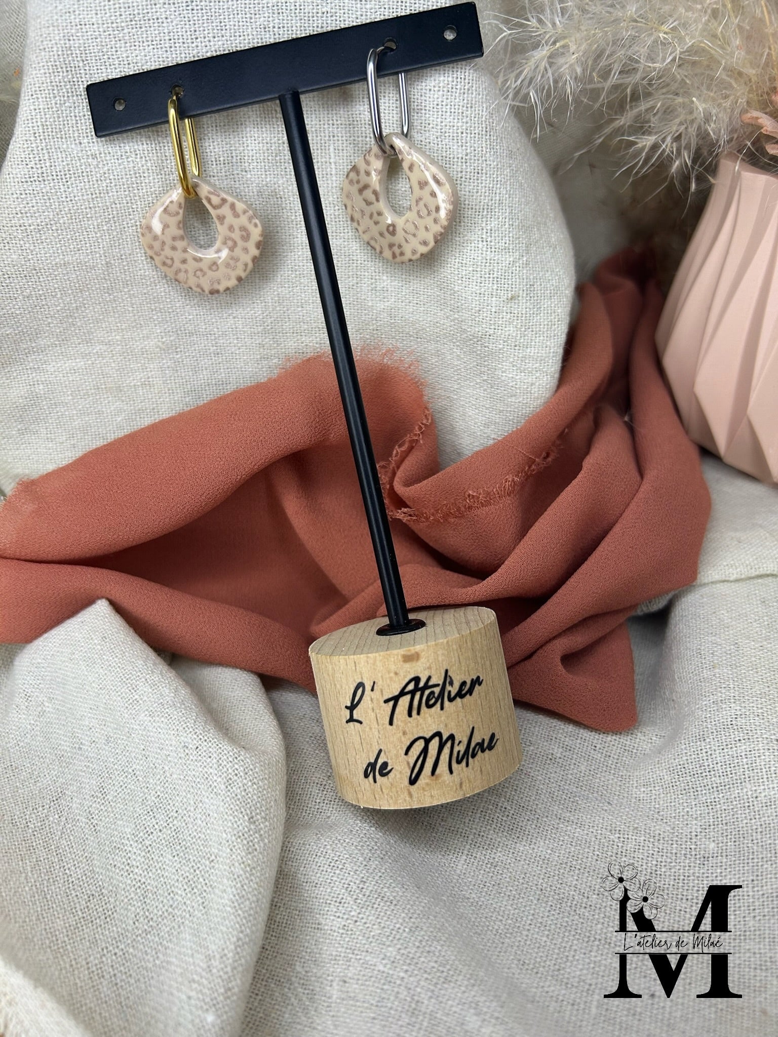 Pampille goutte minimaliste beige léopard en pâte polymère